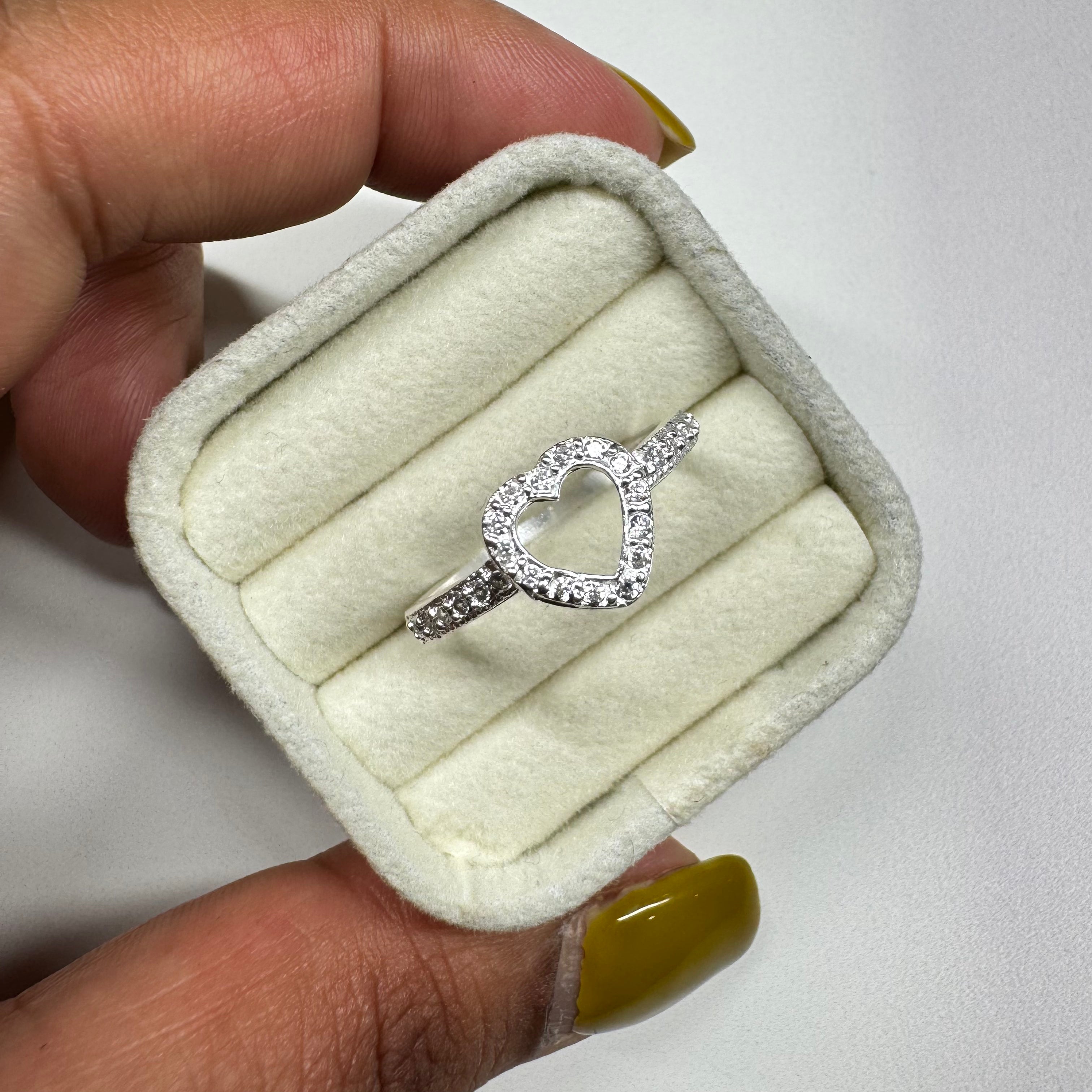 Anillo Corazón Silueta Zirconias